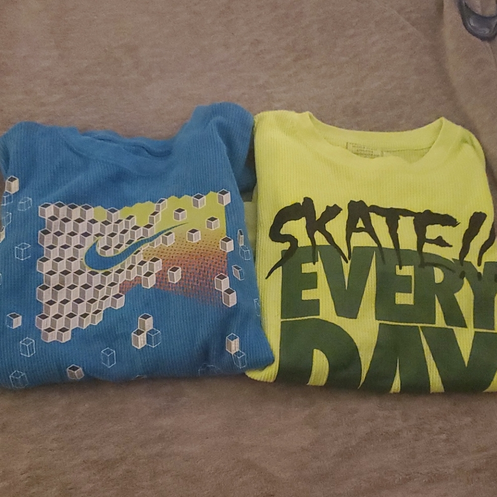 2 Nike thermal boys long sleeve tops